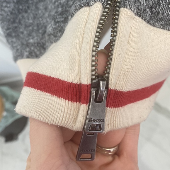 Roots Women’s THE Cabin 1973 Zip Up Hoodie in Salt and Pepper size Small - Picture 6 of 12